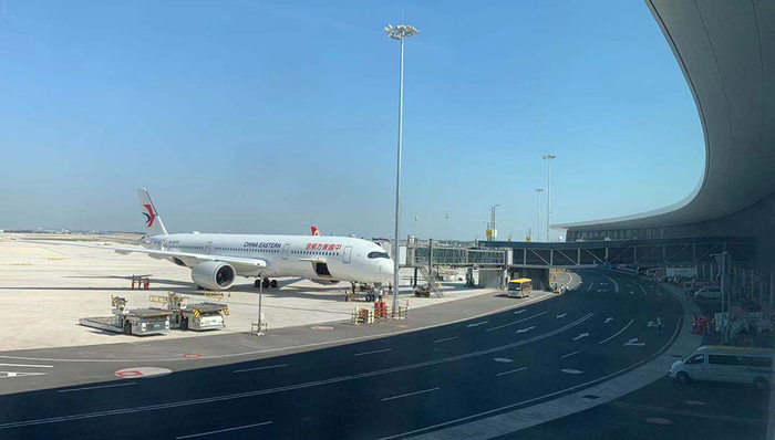 东航大兴机场首航落地浦东，机长：作为时代亲历者无上光荣