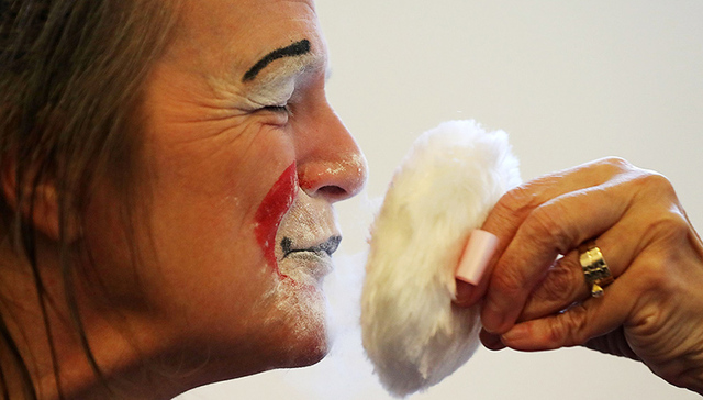 滑稽小丑的背后，是与生俱来的悲哀和恐怖