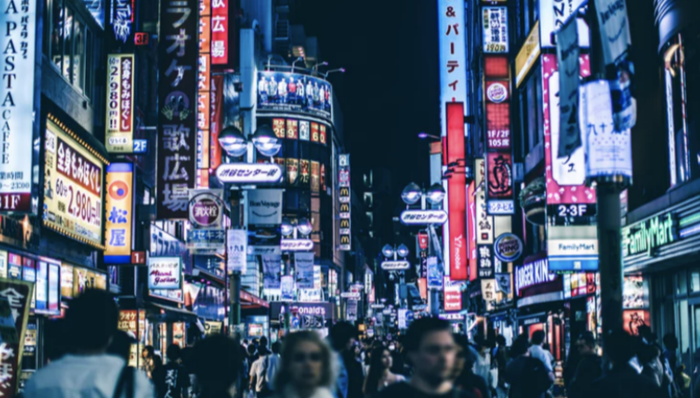 日本消费税十月起上调至10%,当地消费者开始大规模囤货