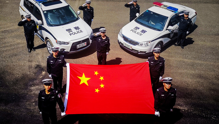 云南会泽民警：我与国旗同框
