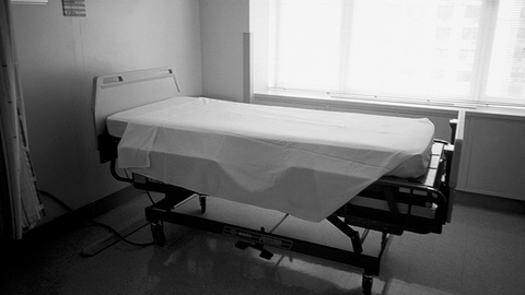 网信深夜发布张振新死亡证明回应质疑，英国医院表示需遵守法律和制度