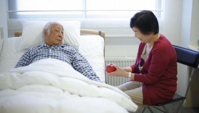 老年护理负担加重、年轻人提前储蓄，高龄化挑战日本社保可持续性