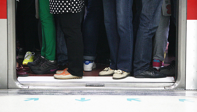 宁可变成低头族也不愿和人对视：拥挤通勤路上的“个人领地”