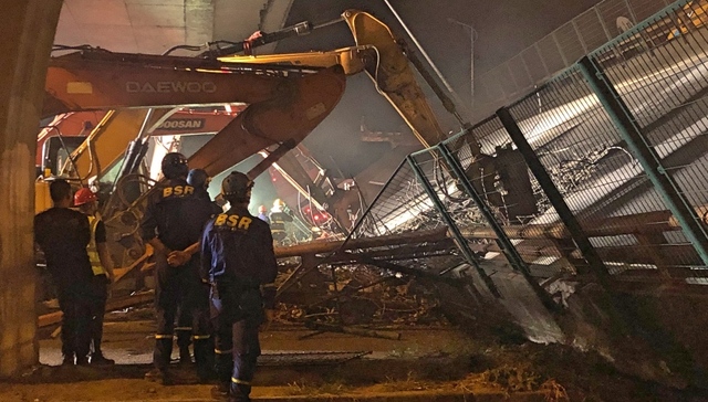 【现场】江苏无锡发生高架桥侧翻事故，出事路段常有超载货车出没