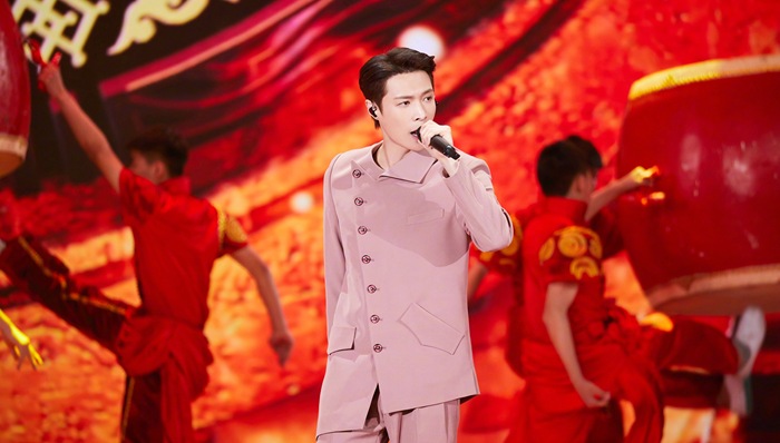 张艺兴,艺人,音乐故事,极限挑战,供应商,honey,vogue,镇魂,后路,一路成年