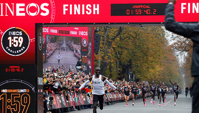 “破2”成功！基普乔格成全马历史跑进2小时首人