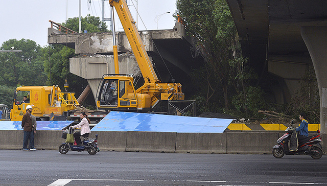 【界面晚报】无锡成立侧翻桥事故调查组 基普乔格成全马历史跑进2小时首人
