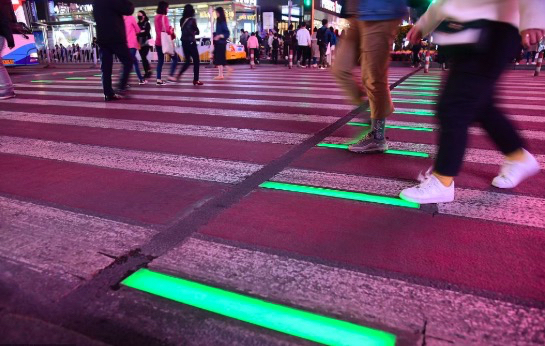 沈阳第一条智能动态人行横道亮相 斑马线亮起红绿灯