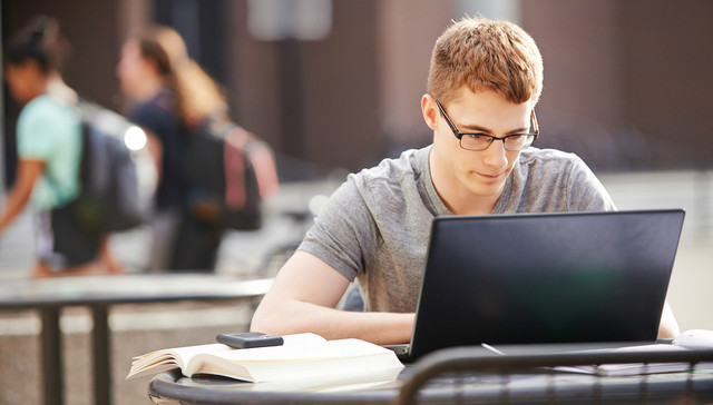 出版商的新焦虑：近七成学习者认为纸质课本将在十年内被淘汰