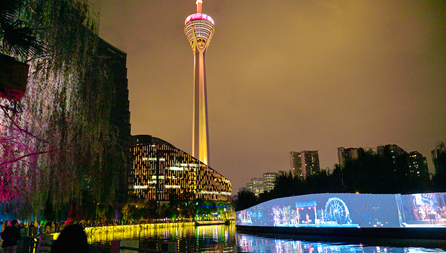 四川锦江“天府长卷”如一颗闪亮的夜明珠，在成都网红地标璀璨绽放