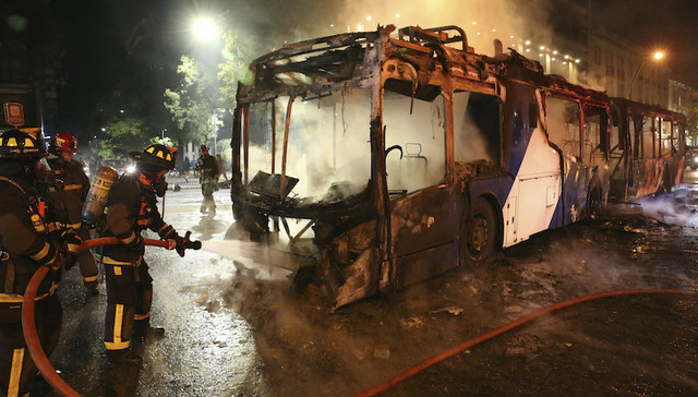 智利首都地铁票价上涨引发抗议，总统宣布进入紧急状态