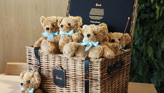 【是日美好事物】哈罗德百货在上海开俱乐部，Karl Lagerfeld生前彩妆联名现真身