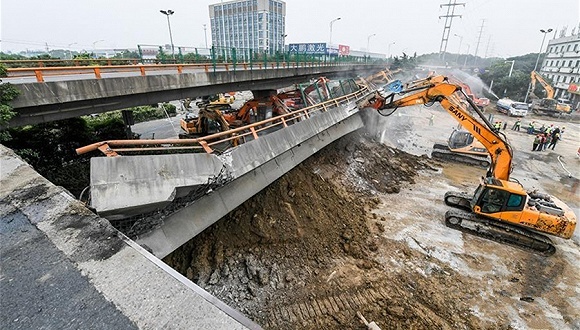 央视记者追踪无锡桥面侧翻事故：为什么超载有风险，他们还愿铤而走险？