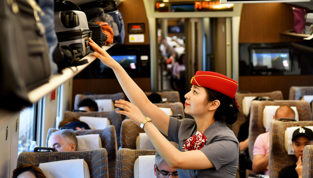 铁路公安回应外籍乘客拉高铁紧急制动阀：任何人违规都将依法处置