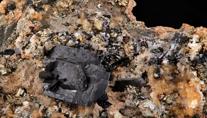 回暖态势显现，钨产业有望跨过三重底