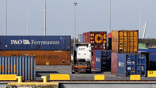 司机打开货柜后“一度吓傻”，39人如何登上英国“死亡货车”？