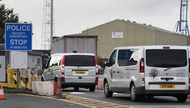 英国警方带走“死亡货车”原车主夫妇，集装箱GPS数据透露跨境行程