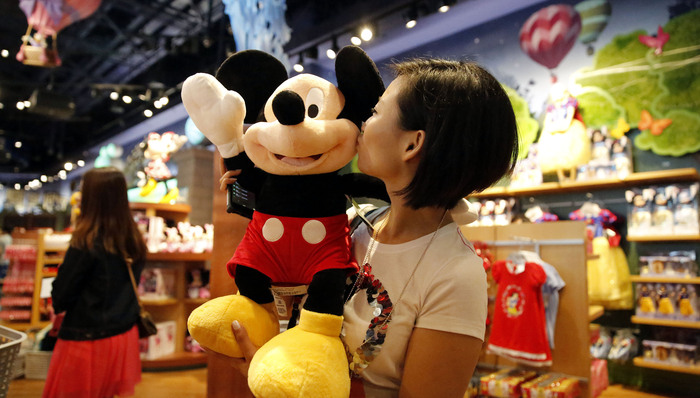 名利场,卢米埃尔兄弟,Hulu,童话世界,梦工厂,造梦,童话电影,迪士尼主题公园,迪士尼动画,好莱坞