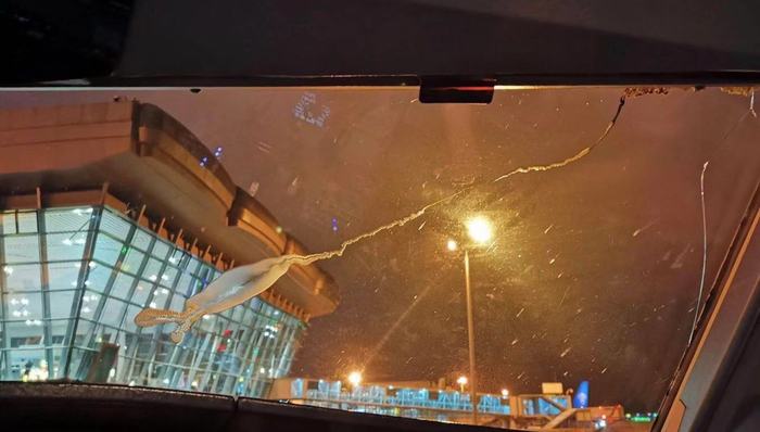 西藏航空昨晚一航班风挡玻璃出现裂纹，备降贵阳