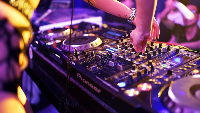 绿洲,新浪,添加好友,Facebook,Instragram,奢侈品行业,Vlog,社区,社交焦虑