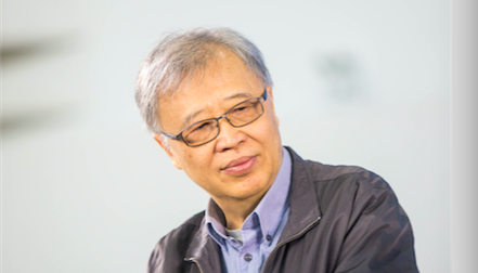 文学批评家黄子平：要与时代保持距离，“紧贴着时代大屁股的人什么也看不见”