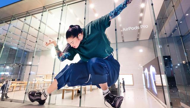 苹果为全新的AirPods Pro铺上巨型“抓马”户外广告