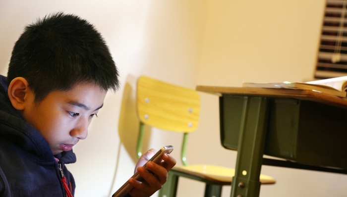 法制日报：未成年人网络行为面临诸多风险