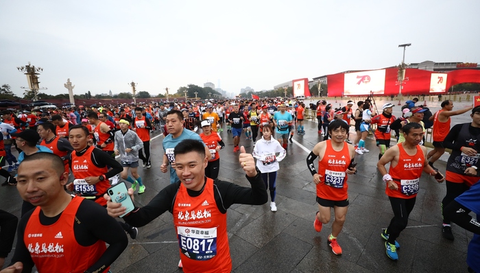 最低中签率无碍跑者狂欢，北京马拉松再创多项纪录