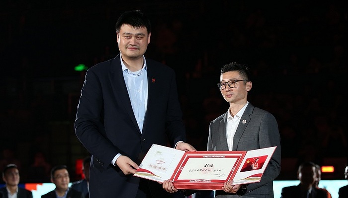 告别亦是开端：“万分先生”刘炜转型上海男篮领队