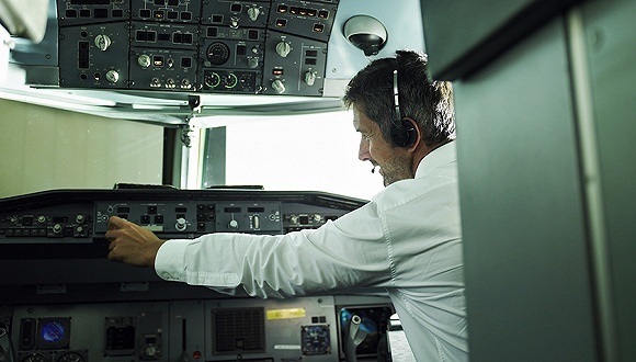 【评论】乘客信任机长，不代表监管可以缺位