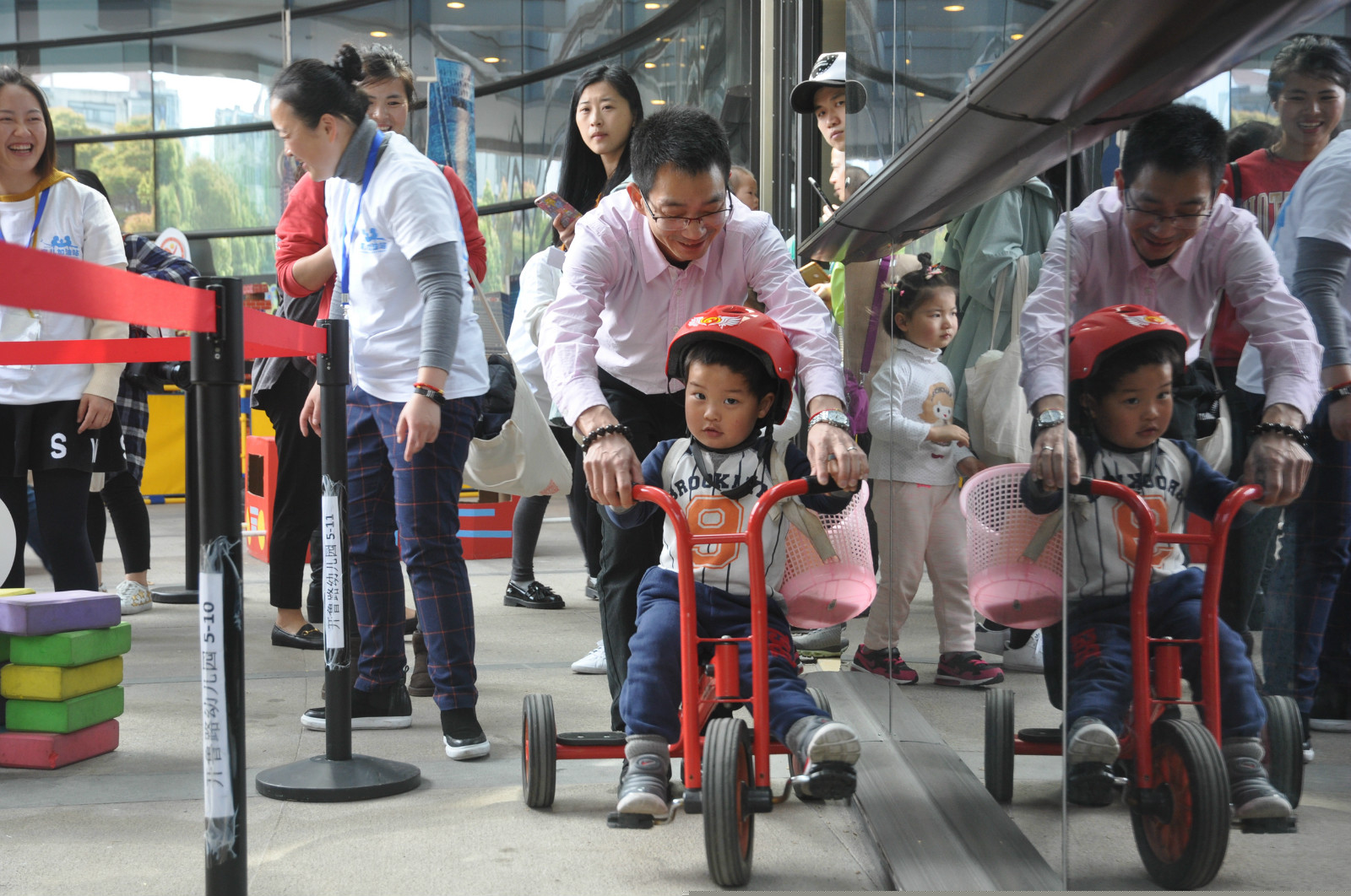 在上海“育儿加油站”公益活动现场，一位父亲正和孩子体验交通安全游戏，摄影：李震宏_meitu_2.jpg