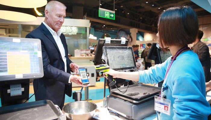 “歪果仁”也能用手机扫码支付了！支付宝、微信宣布为在华外国人提供支付服务