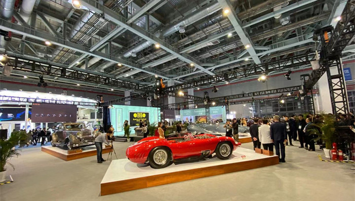 年逾“古稀”传奇跑车亮相，进博会汽车馆有未来也有传承