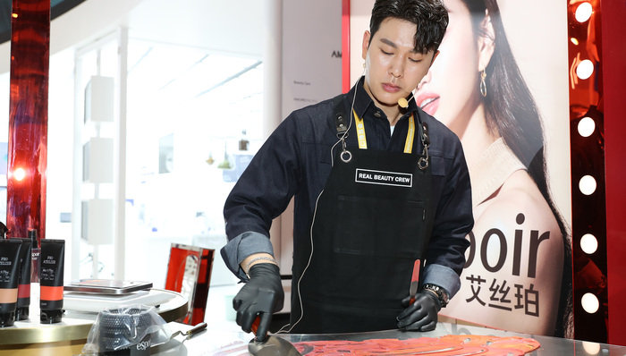 口红能用铁板炒，“脸皮”可以撕，进博会这些美妆新产品不得了