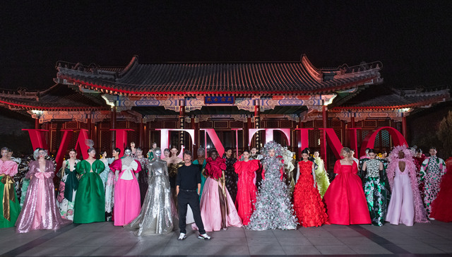 真正理解东方美学的奢侈品不多，近日在颐和园走秀的Valentino算一个