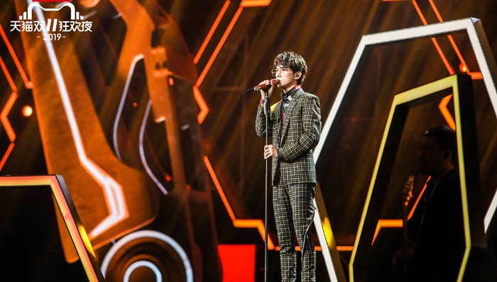 “双11”晚会第五年，“猫晚”首迎对手