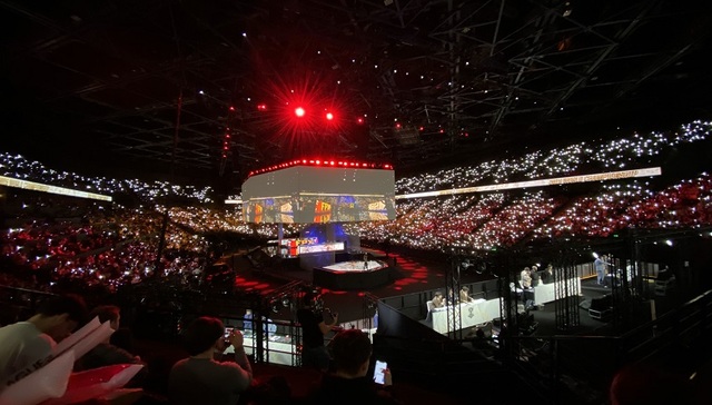 中国电竞站上欧洲巅峰，FPX战队夺得《英雄联盟》S9冠军