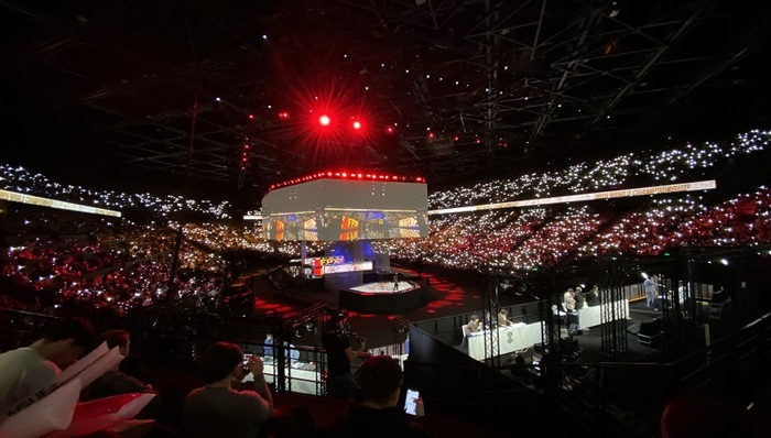 中国电竞站上欧洲巅峰，FPX战队夺得《英雄联盟》S9冠军