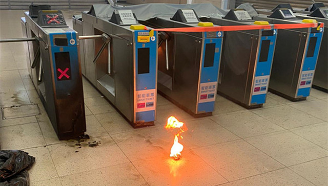 列车,暴徒,谴责,投掷,行驶,汽油弹,乘客,落马洲,路段,轻铁