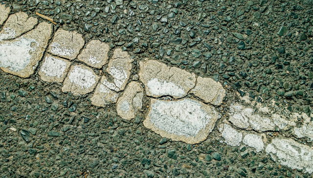 浙江杭瑞高速一辆重型半挂牵引车侧翻，驾驶员当场死亡