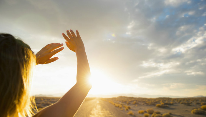 女童眼睛被塞纸片，岂能用“没恶意”来搪塞？