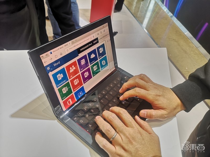 联想彻底“弯”了，折叠手机和PC齐发！Moto刀锋被完美复刻【真机视频】
