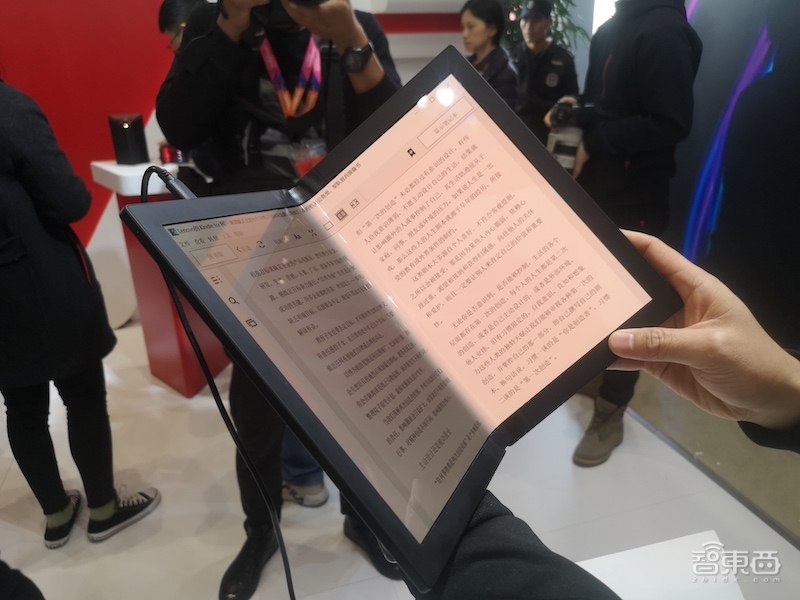 联想彻底“弯”了，折叠手机和PC齐发！Moto刀锋被完美复刻【真机视频】