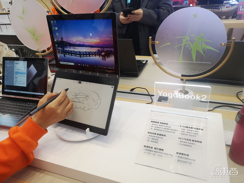 联想彻底“弯”了，折叠手机和PC齐发！Moto刀锋被完美复刻【真机视频】