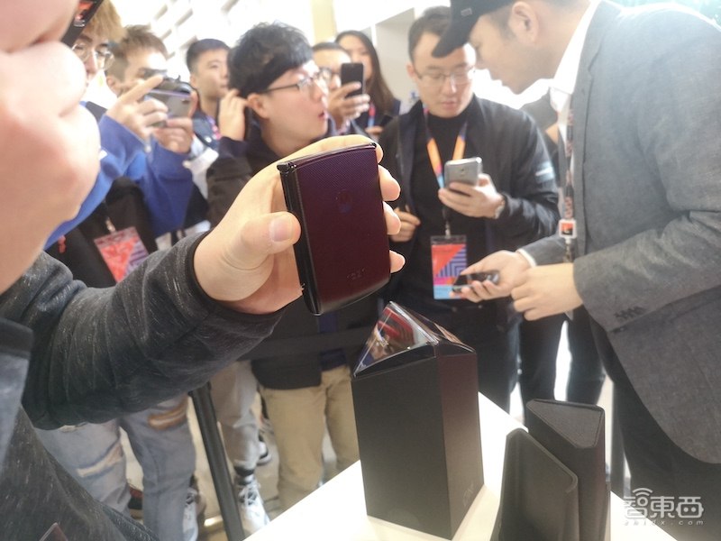 联想彻底“弯”了，折叠手机和PC齐发！Moto刀锋被完美复刻【真机视频】