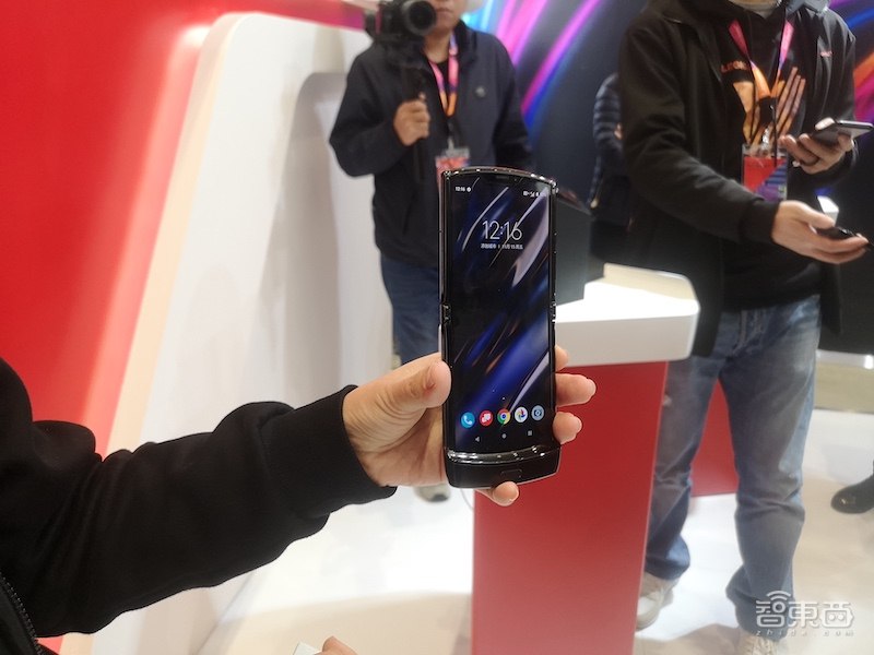 联想彻底“弯”了，折叠手机和PC齐发！Moto刀锋被完美复刻【真机视频】