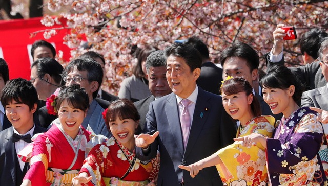 公款招待老家“后援团”？安倍承压被迫暂停2020“赏樱会”