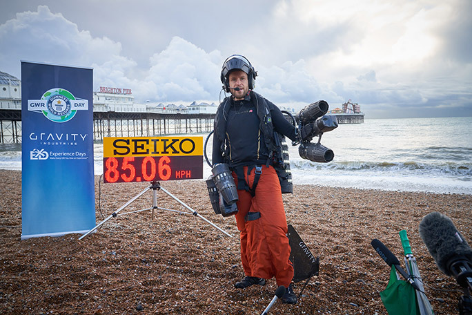 【硬科技】英国现实版“钢铁侠”飞跃布莱顿码头，再次打破吉尼斯世界纪录