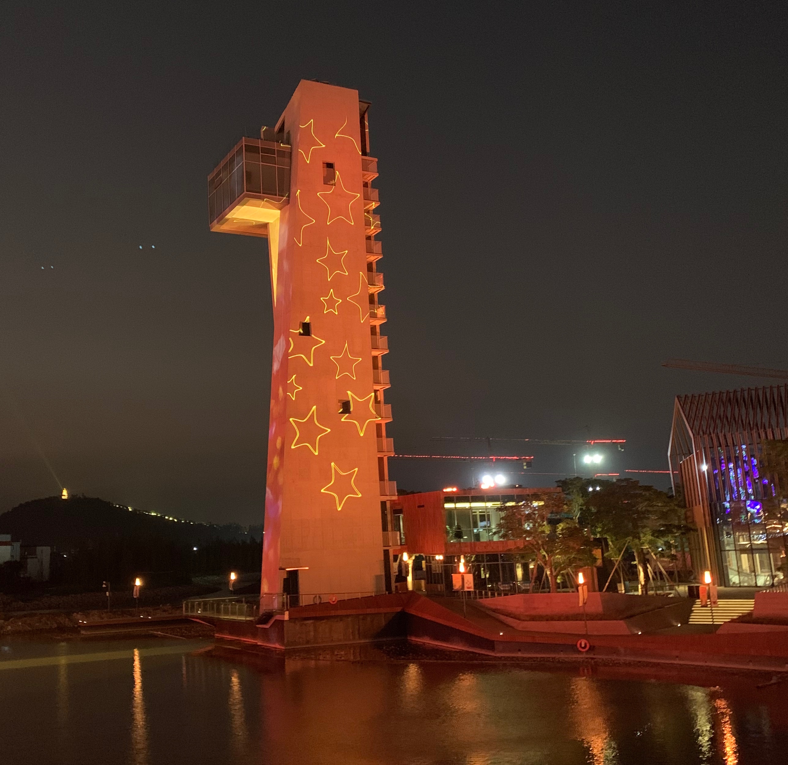 水塔上的星星  张子怡摄