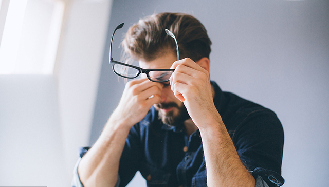 天下奇闻 | 94岁马来西亚总理记者会上突然流鼻血 为何全世界男人都喊累